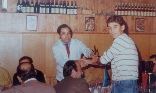 En esta imagen, vemos a Sadia Kinafo Murciano (con corbata) entregando un trofeo hace casi treinta años al que fuera jugador del Industrial, Juan Antonio Pernía