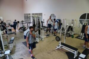 Panorámica de la plantilla ejercitándose en el gimnasio del Pabellón Javier Imbroda