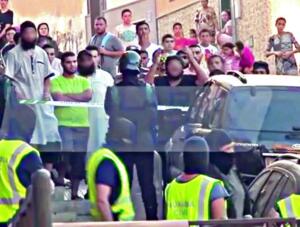 Imagen del momento en el que algunos de los presentes increpaban la Guardia Civil en la calle Cuesta de la Viña