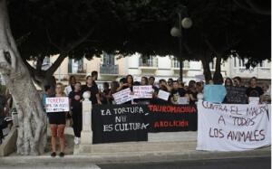 Según los organizadores, más de 100 personas respaldaron la concentración antitaurina del año pasado