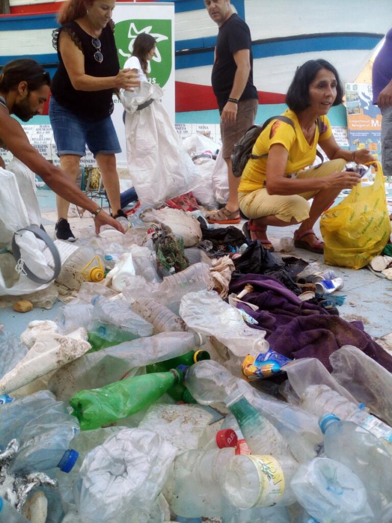 Entre los desperdicios había botellas de plástico, garrafas, bolsas, papel aluminio, latas, zapatillas deportivas y otros residuos sólidos