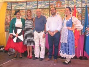 La homenajeada, junto al presidente Imbroda y el vicepresidente de la Casa de Ceuta