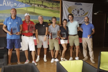 Foto de familia de las parejas ganadoras de la pasada edición junto a los presidentes de la Federación Melillense de Golf y del Club Campo de Golf Ciudad de Melilla