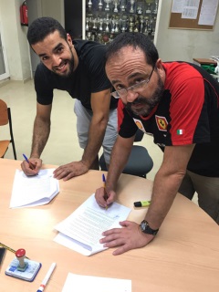 José Luis Torrecilla, presidente del Gimnástico Melilla, junto al nuevo jugador del conjunto melillense