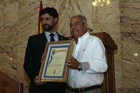 Alcoba recibió el galardón de manos del presidente de la Federación de Casas