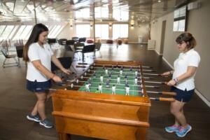 Cuentan con una sala de juegos con mesa de pin-pon, futbolín y juegos de mesa