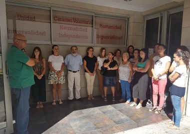 Concentración a las puertas de las oficinas de Cruz Roja en Melilla
