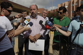 El portavoz del Gobierno de Melilla, Manuel Ángel Quevedo, atiende a los periodistas
