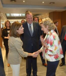 Margarita López saludando a la vicepresidenta Soraya Sáez de Santamaría