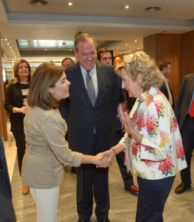 Margarita López saludando a la vicepresidenta Soraya Sáez de Santamaría