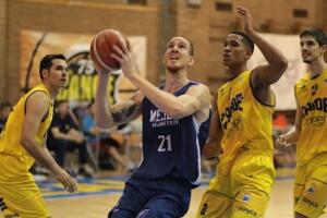 Javi Lucas, en una acción del partido disputado anoche en tierras madrileñas