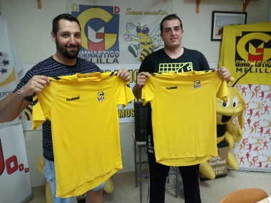 Borja Campoy y David Enríquez posando junto a la que será su nueva camiseta esta temporada