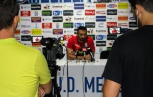 El técnico del conjunto melillense, ayer durante un momento de su intervención