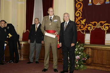 El teniente general y segundo jefe del Estado Mayor del Ejército, Miguel Martín Bernardi, recibe su condecoración