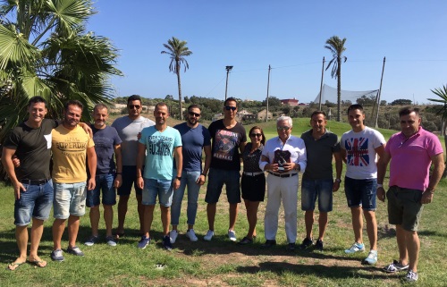 Foto de familia del director del Campo de Golf de Melilla Enrique Bohórquez y los integrantes de la unidad especial de los GRS de la Guardia Civil