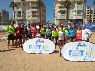 Foto de familia de los premiados en el Torneo Internacional de Tenis Playa Ciudad de Melilla
