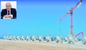 Obras del proyecto de Nador West Med, en Bouyafar.- En la foto pequeña, Enrique Bohórquez