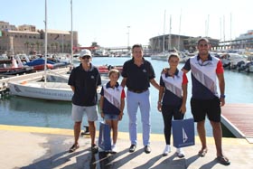 Cristina Padilla y Azul Vallejo recibieron la felicitación de José Manuel Calzado, presidente de la entidad náutica