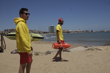 Las playas de Melilla han estado supervisadas cada día por más de una veintena de socorristas, patrones y DUE