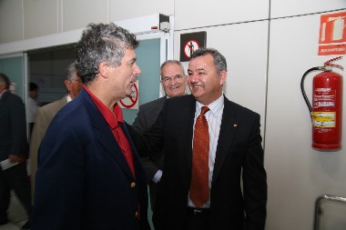 El presidente de la Federación Melillense de Fútbol Diego Martínez con Ángel María Villar