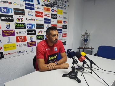 Manolo Herrero, entrenador de la U.D. Melilla, compareció ayer viernes en rueda de prensa