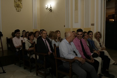 Martín Villalón y sus primos fueron recibidos ayer por el presidente de la Ciudad Autónoma, Juan José Imbroda, en el Salón de Plenos del Palacio de la Asamblea