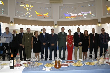 Foto de familia de autoridades y homenajeados en la festividad de la Merced