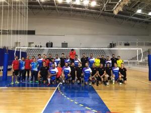 Los jugadores del F.C. Barcelona y del Club Voleibol Melilla posan juntos para la prensa gráfica