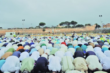 Musulmanes melillenses durante el rezo comunitario de Eid El-Kebir