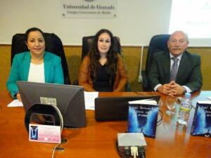La escritora (centro) se presentó al certamen para dar visibilidad a su novela y darse a conocer