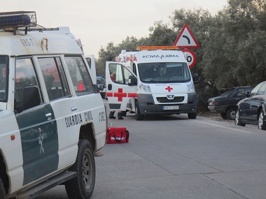 Uno de los Equipos de Respuesta Inmediata ante Emergencias (ERIE) de Inmigración de la Cruz Roja atiende a inmigrantes tras un salto a la valla de Melilla