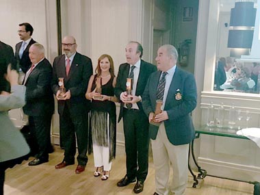 Elvira Rodríguez, recogiendo el trofeo junto a sus compañeros de equipo