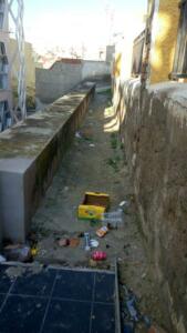 Dicen que la salida de emergencia de la nueva Escuela de Adultos da a un pasillo con basuras