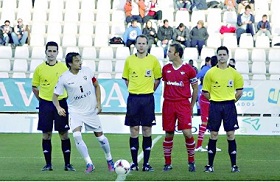 En dos ocasiones ha arbitrado al Melilla, con un balance de dos empates ante el UCAM Murcia y el Granada B