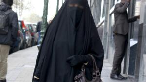 Una foto de archivo de una mujer con burka