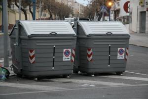 La mayoría de los contenedores metálicos grises serán sustituidos por otros de 3.750 litros y sin tapas, con un agujero para meter las bolsas