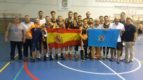 Los expedicionarios del conjunto colegial posando junto a las banderas de España y de la Ciudad Autónoma de Melilla