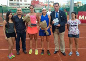Foto de familia de las campeonas y las finalistas de la modalidad de dobles