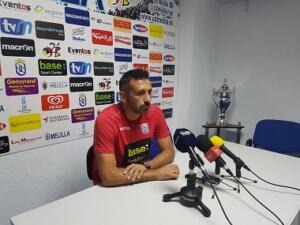Manolo Herrero, entrenador de la U.D. Melilla, en el transcurso de la rueda de prensa de ayer viernes