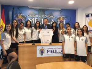 Imagen de la reunión del consejero con el Torreblanca C.F.