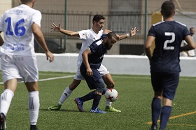 Farid, jugador del C.D. Melistar, en el choque ante el Vélez