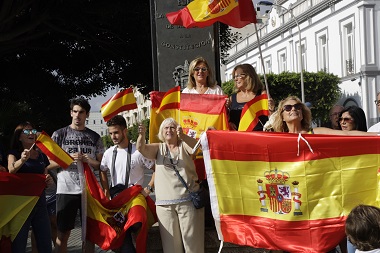 Durante el acto corearon lemas como “España unida jamás será vencida”, el conocido “Yo soy español, español, español” y vivas al país, Melilla y la Guardia Civil