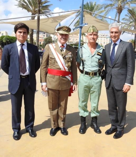 El nieto del ex presidente Adolfo Suárez a la izquierda, con el Comgemel, el coronel de la Legión y con su padre