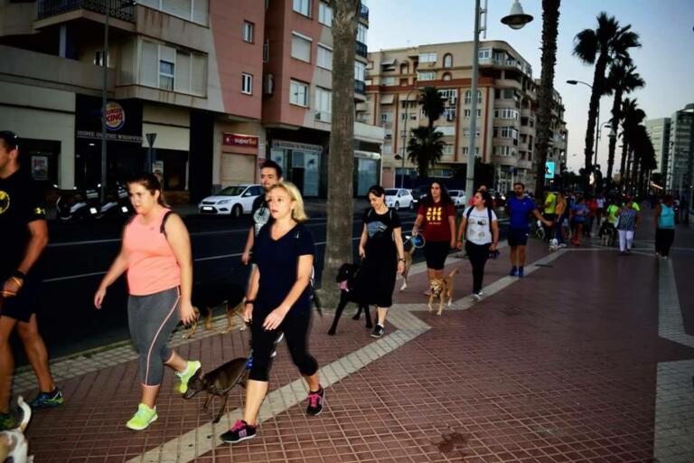 La caminata con perros fue muy concurrida