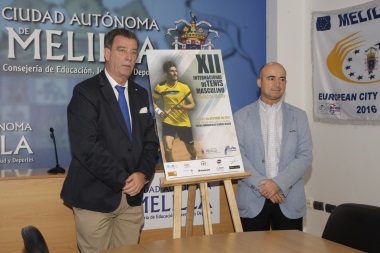 Antonio Miranda y Pablo Martínez posando junto al cartel anunciador del torneo