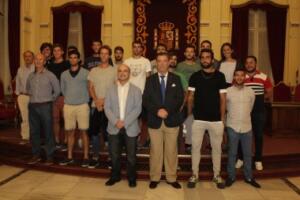 Foto de familia de los participantes, junto a las autoridades locales en el Salón Dorado del Palacio de la Asamblea, que tuvo lugar ayer
