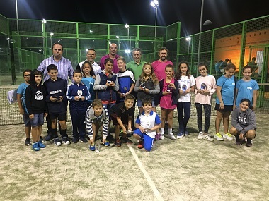 Foto de familia de los premiados de la categoría de Menores en las pistas de Pádel del Centro de Ocio y Deporte