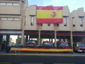 Los Bomberos con banderas de España y a favor de las FyCSE