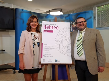Paz Velázquez y el presidente de Mem Guimel presentan el cartel del seminario