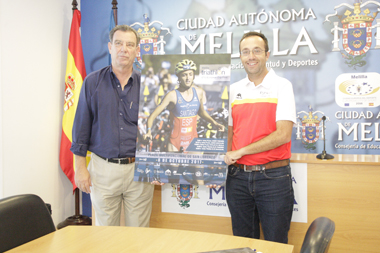 Antonio Miranda y Jorge García posan junto al cartel anunciador de la competición que se celebrará el próximo domingo